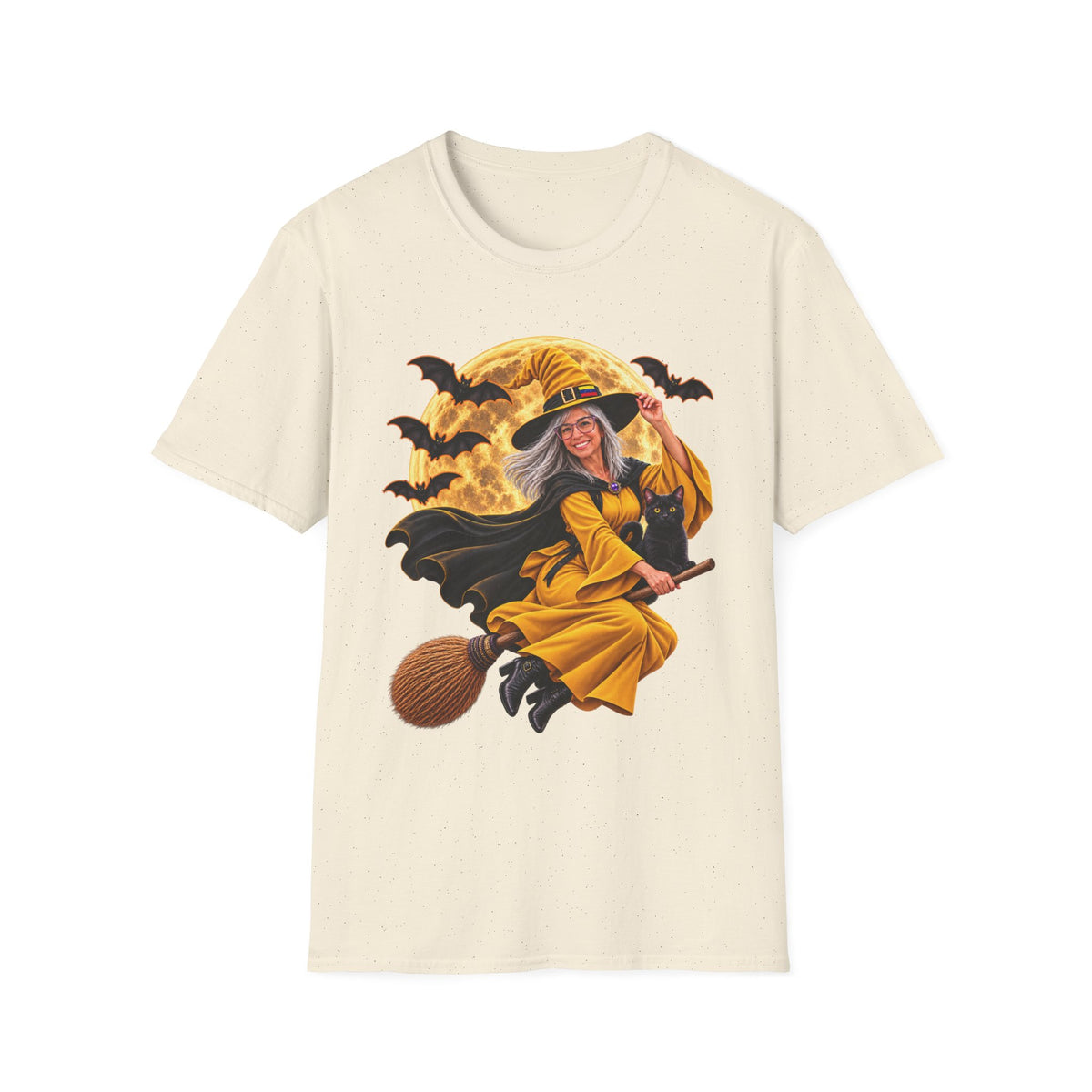 Camiseta Gildan de Halloween con bruja volando en escoba, luna llena y murciélagos