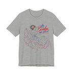 Camiseta UNISEX JERSEY BELLA+CANVA con dibujo lineal "La Bomba Que Rica Es!"