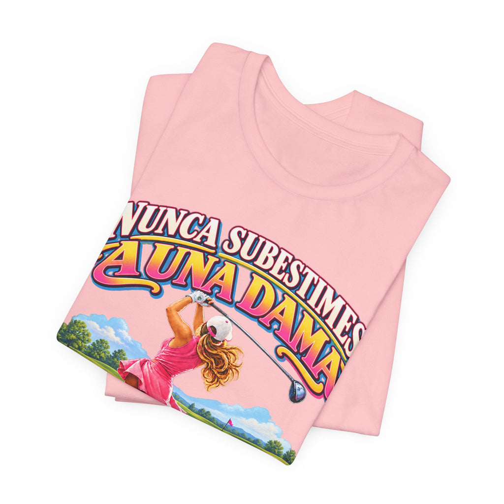 Camiseta de golf — "Nunca subestimes a una dama que juega al golf" Camiseta de golf colorida para mujer