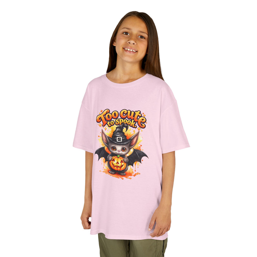 Camiseta infantil de Halloween — Diseño de murciélago y calabaza "Too Cute to Spook"