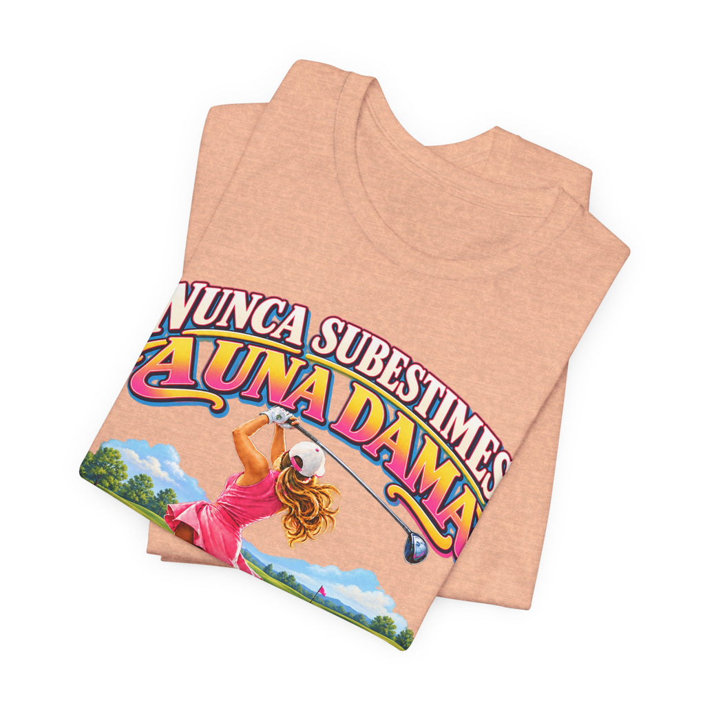 Camiseta de golf — "Nunca subestimes a una dama que juega al golf" Camiseta de golf colorida para mujer