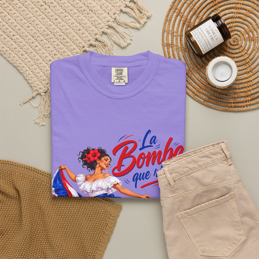Camiseta La Bomba Que Rica Es — Camiseta retro de bailarina folclórica boricua