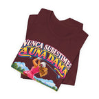 Camiseta de golf — "Nunca subestimes a una dama que juega al golf" Camiseta de golf colorida para mujer