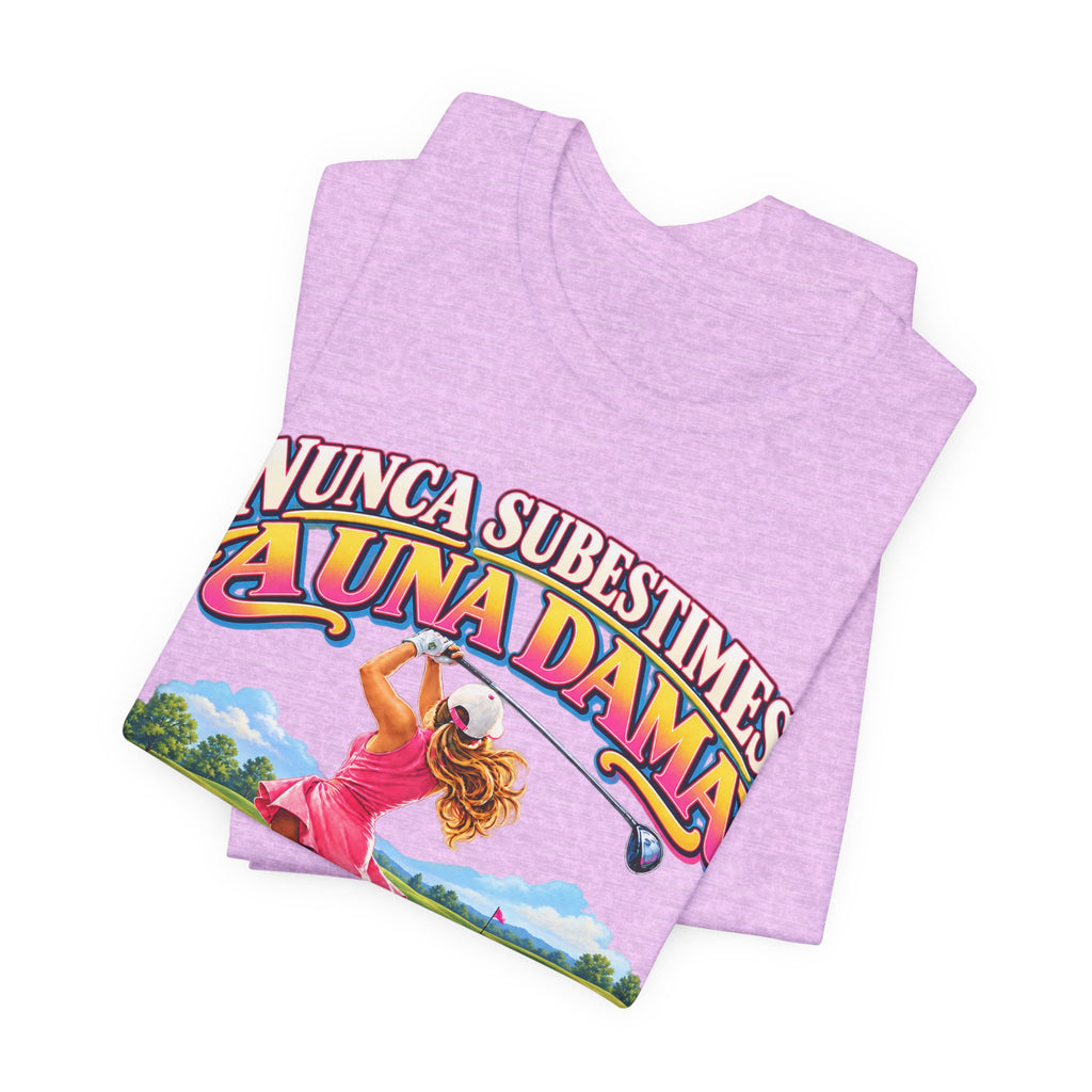Camiseta de golf — "Nunca subestimes a una dama que juega al golf" Camiseta de golf colorida para mujer