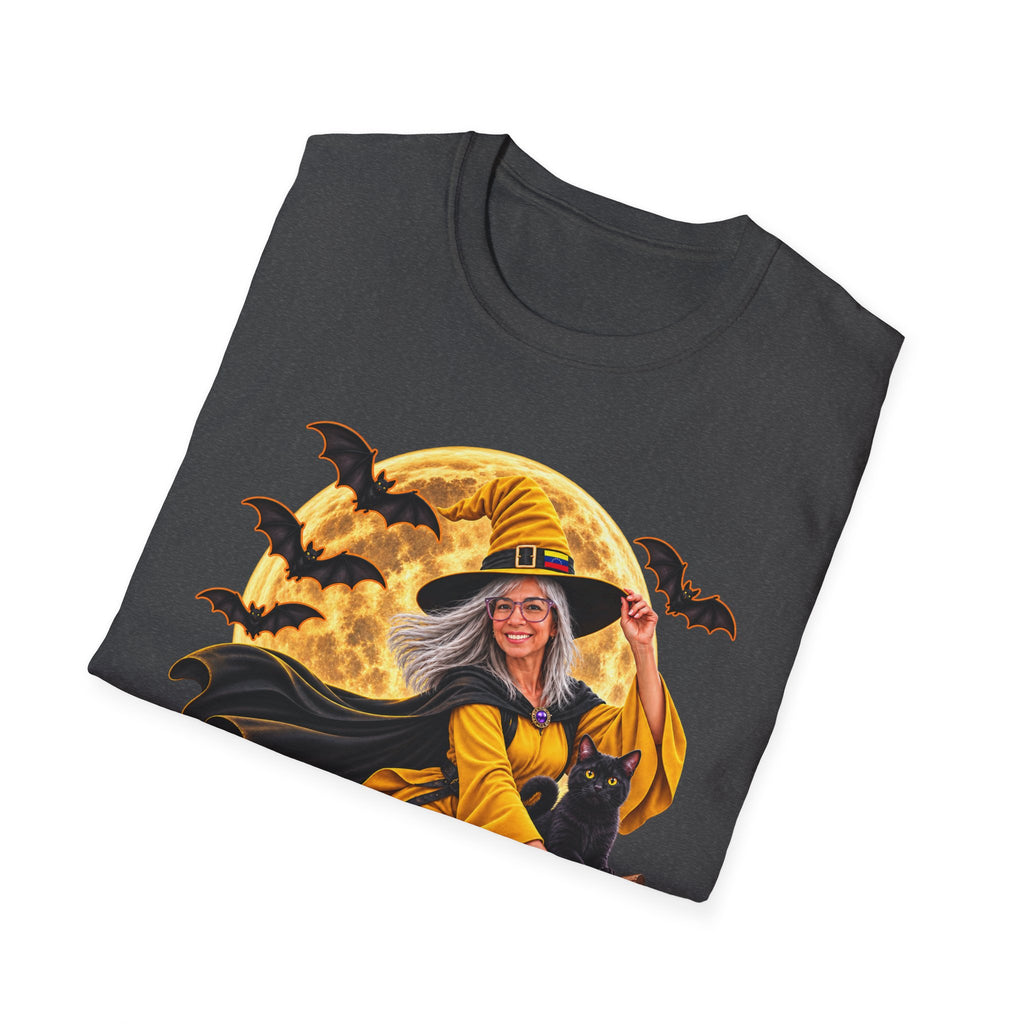 Camiseta de bruja de Halloween: bruja volando en escoba con luna llena y murciélagos