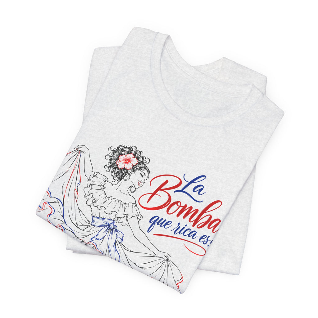 Camiseta UNISEX JERSEY BELLA+CANVA con dibujo lineal "La Bomba Que Rica Es!"