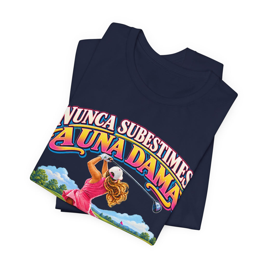 Camiseta de golf — "Nunca subestimes a una dama que juega al golf" Camiseta de golf colorida para mujer