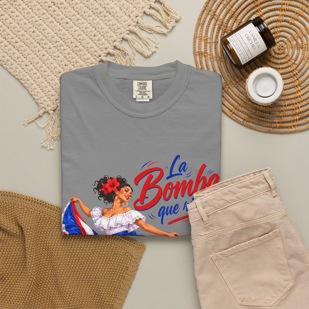 Camiseta La Bomba Que Rica Es — Camiseta retro de bailarina folclórica boricua
