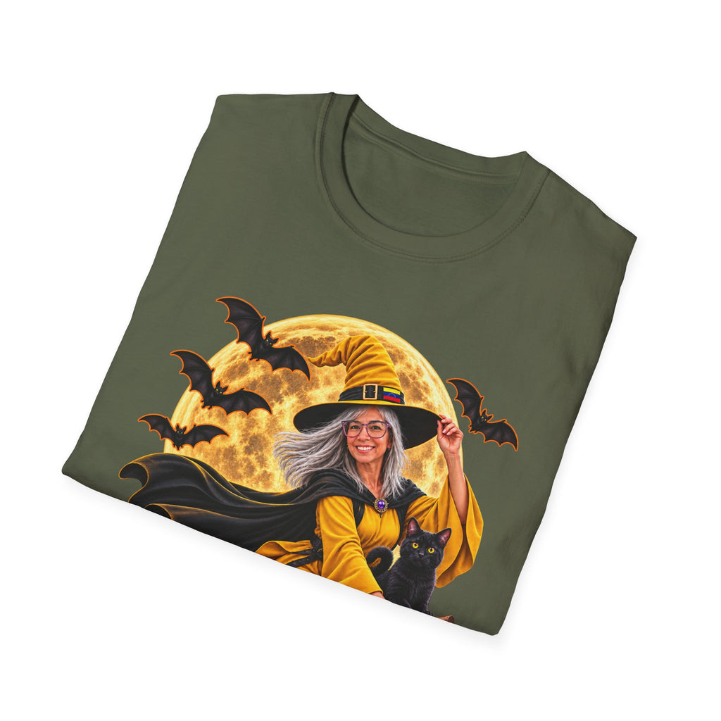 Camiseta de bruja de Halloween: bruja volando en escoba con luna llena y murciélagos