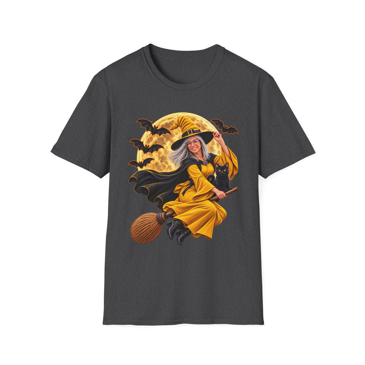 Camiseta Gildan de Halloween con bruja volando en escoba, luna llena y murciélagos