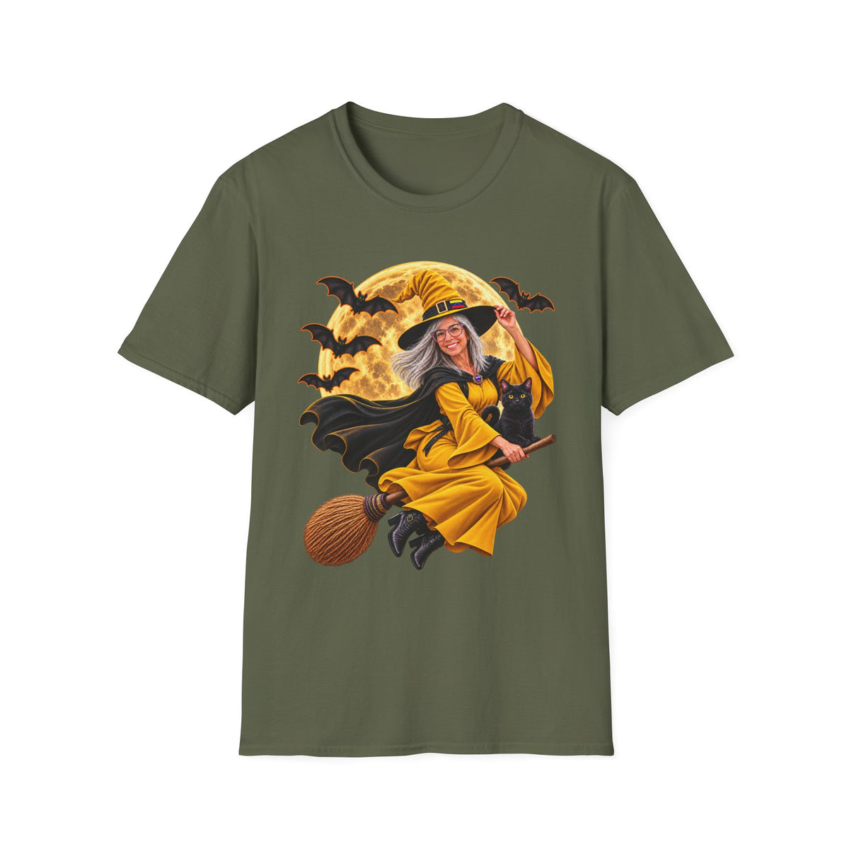Camiseta Gildan de Halloween con bruja volando en escoba, luna llena y murciélagos